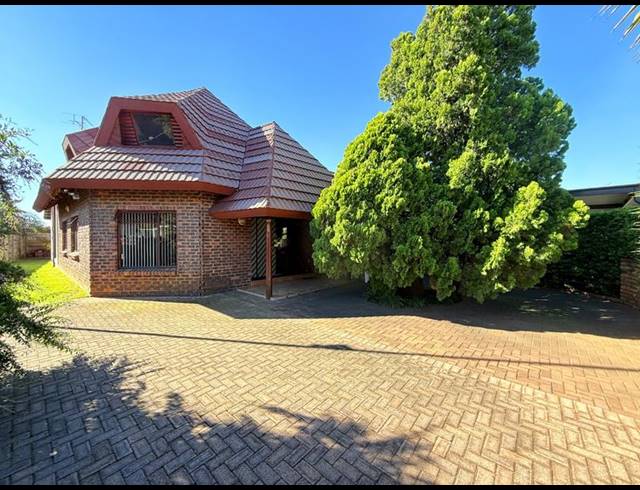 3 BEDROOM HOUSE FOR SALE IN VANDERBIJLPARK SE 2